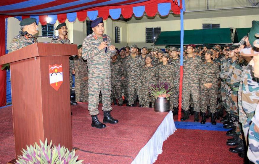 General Manoj Pande #COAS visited HQs #BrahmastraCorps & reviewed the operational preparedness for the Northern Borders. #COAS also interacted with the officers and troops & complimented them for their high standards of professionalism & devotion to duty. 

#IndianArmy