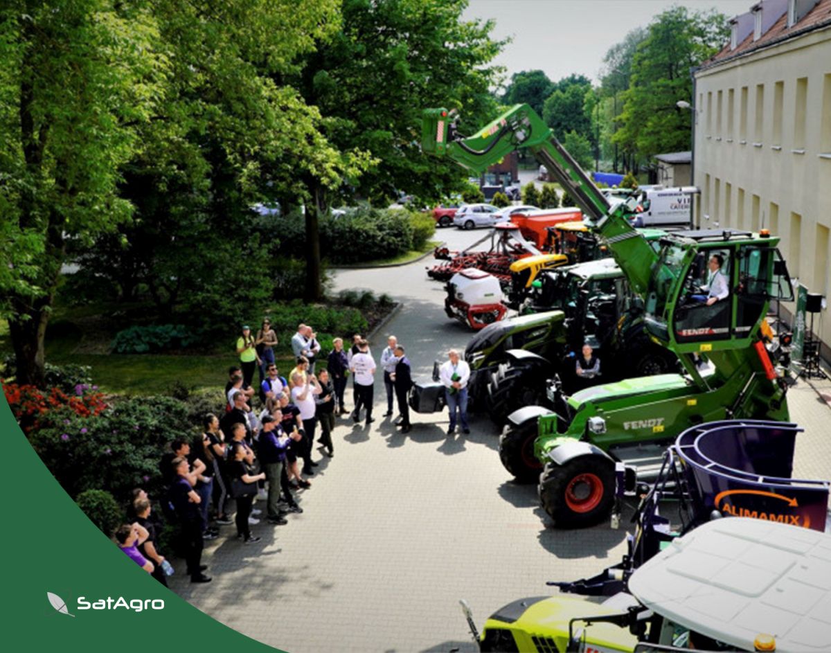 SatAgroEN's tweet photo. [1/2] This is already a long-standing tradition👍 Every year at the end of May, the Student Scientific Circle of Agricultural Engineering at the Poznań University of Life Sciences organizes an event called TRiLiada🌿 This year, one of the invited guests was @satagro_ceo, who https://t.co/rovURT40CJ