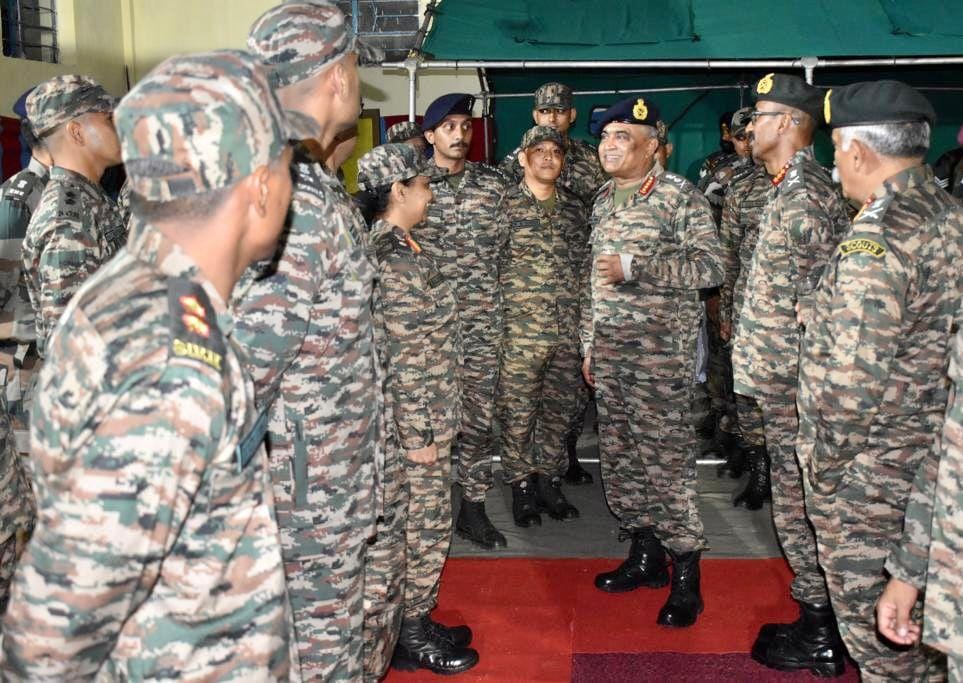 #Flash Chief Of Army Staff General Manoj Pande visited HQs #BrahmastraCorps & reviewed the operational preparedness for the Northern Borders. #COAS also interacted with the officers and troops & complimented them for their high standards of professionalism & devotion to duty.