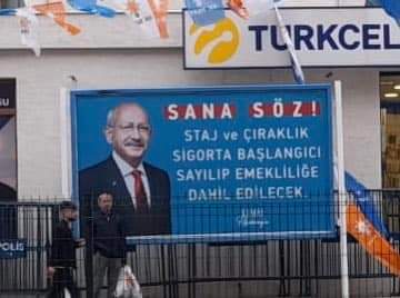 Kemal Kılıçdaroğlu ister kazansın ister kaybetsin farketmez. Bizlere verdiği sınırsız destek için kendisine çok teşekkür ederim. Biz durduğumuz çizgide dimdik duruyoruz.Pazartesi günü kaldığımız yerden devam edeceğiz.
@kilicdarogluk
#StajÇırakBirdir