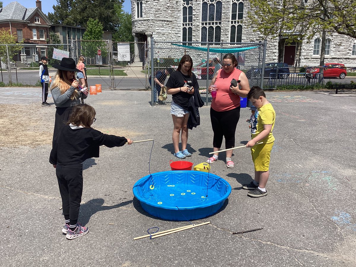 SYD_books_LDSB's tweet photo. Highlights of the #SydenhamFunFair @SydenhamPS_LDSB @chungma_LDSB @cronkreidm_LDSB @SYD_French_LDSB @MsO_LDSB https://t.co/mIJOiUlDym