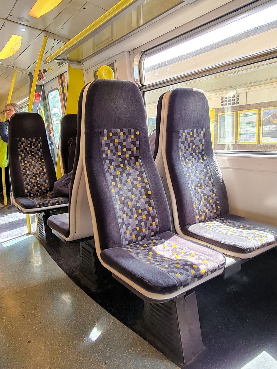 Further to my comments on the 777s, I have to say that despite being the oldest trains on the network, the Merseyrail 507s & 508s aren't actually looking too shabby.