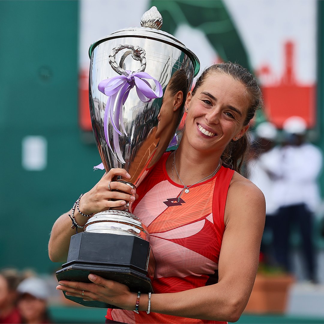 Jeu_Set_EtMatch's tweet photo. Lucia #Bronzetti (n°102) 🇮🇹 s'impose au #WTARabat ! Ce samedi, en finale, elle a battu Julia #Grabher (n°74) 🇦🇹 en trois sets 6-4, 5-7, 7-5. À 24 ans, c'est son deuxième trophée 🏆 sur le circuit #WTA.
📸 : @WTA https://t.co/2Ky4epOz2V