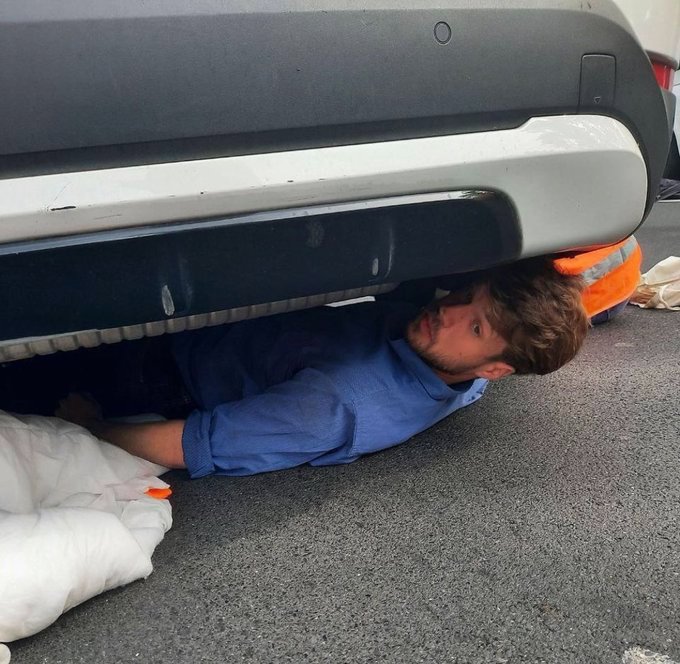 Die Verhältnismäßigkeit der Mittel für einen Protest sollten sich die paranoiden  und hysterischen Kinder mit der verklebten #LetztenSynapse überlegen, welche mit dem Mietwagen zur Demo gegen Autos fahren.🙄 Das ist an Absurdität schlichtweg nicht mehr zu überbieten. 😂