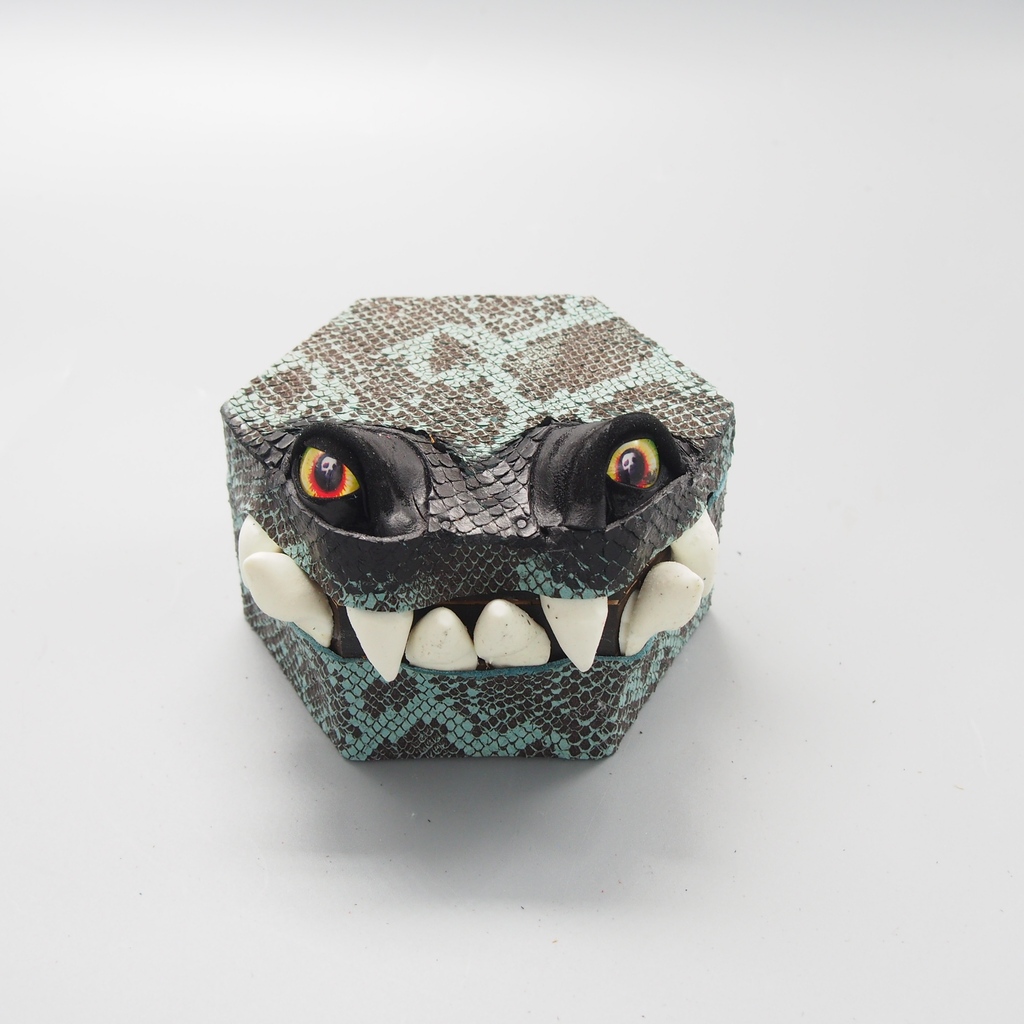 Wayward_Leather's tweet image. Today&apos;s featured monster!
#monster #waywardleatherdesign #dicebox #cute #mimic #gaming #jewelrybox #dungeonsanddragons #dnd #rpg #nerd #roleplay #geek #d20 #tabletopgames #roleplayinggame #dungeonmaster #fantasy #nerdlife #rollordie