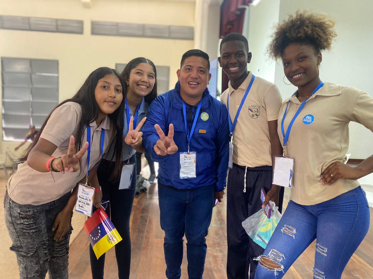 PerezGillbert's tweet photo. Instalado el Taller de Liderazgo de educación media - OBE Miranda junto al Gobernador @HectoRodriguez la Ministra de educación @yelitzePSUV_ y el Ministro @MervinMaldonad0

Voceros estudiantiles de Miranda se forman para la construcción de la Patria Bonita.

#SomosPuebloDePaz https://t.co/bXBb015Con