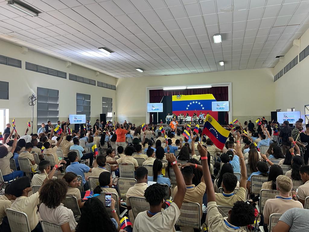 Instalado el Taller de Liderazgo de educación media - OBE Miranda junto al Gobernador <a href="/HectoRodriguez/">Héctor Rodríguez C.</a> la Ministra de educación <a href="/yelitzePSUV_/">Yelitze Santaella</a> y el Ministro <a href="/MervinMaldonad0/">Mervin Maldonado</a>

Voceros estudiantiles de Miranda se forman para la construcción de la Patria Bonita.

#SomosPuebloDePaz