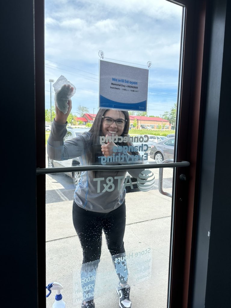 JackalJefferson's tweet photo. Utilizing down time make our store sparkle! #perceptionisreality #lifeatATT https://t.co/Wdpftje3VI