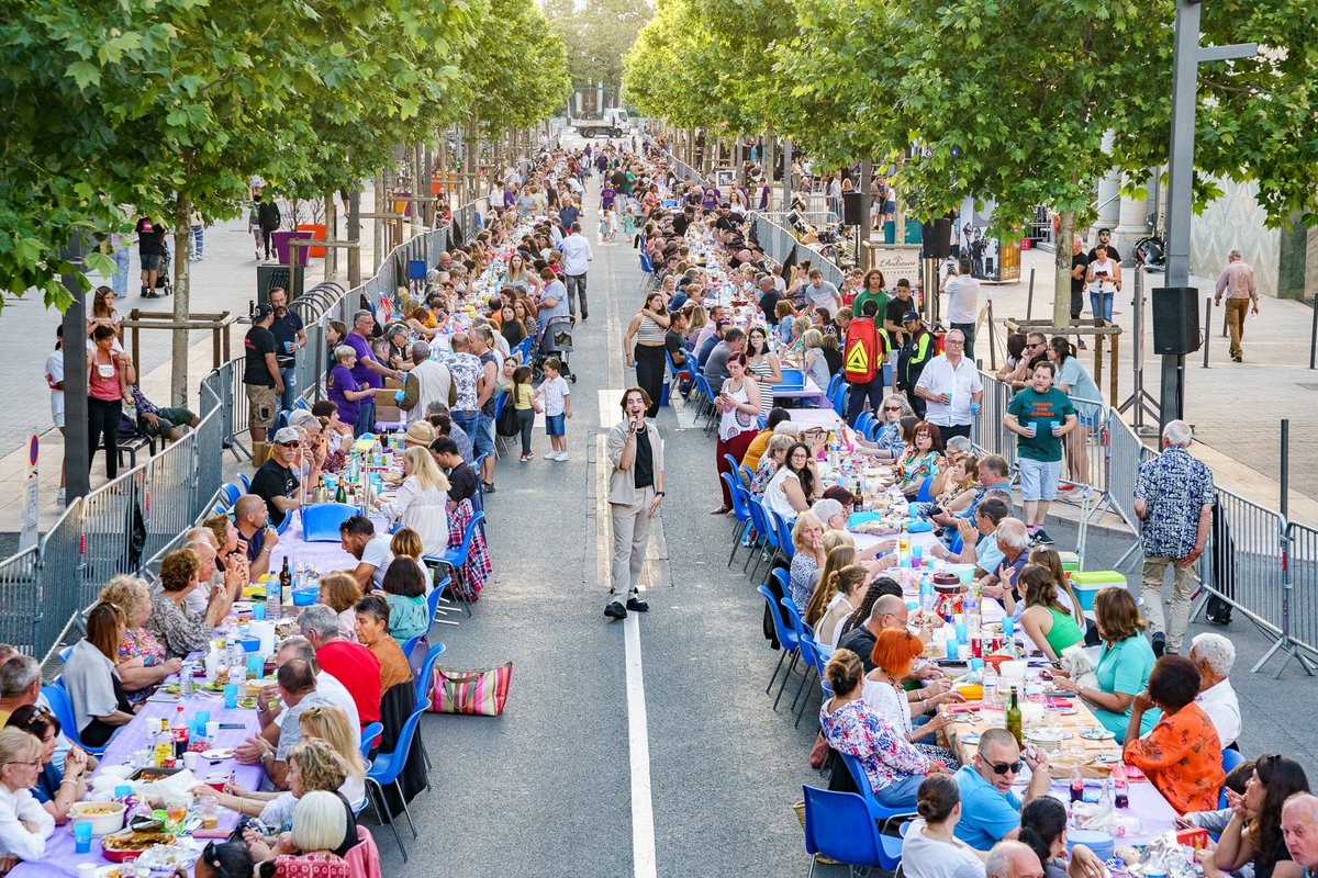 VilleDraguignan's tweet photo. La #GrandeTable de @VilleDraguignan a rassemblé petits et grands autour d’un repas convivial ce 27 mai sur le boulevard Clemenceau.
1 000 convives ont pu apprécier ce moment festif, animé par MaXence, participant de l’émission The Voice, et le groupe local O’Kazoo. https://t.co/GsBjSZjoke