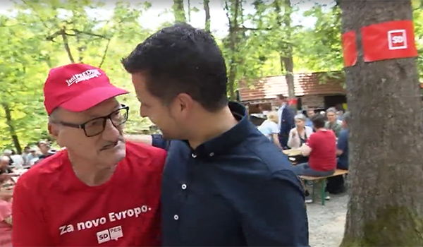 BojanPozar's tweet photo. Ljubljanski #Mostec #piknik @strankaSD: @JaniPrednik še ima navijače (dejmo naši), Matjaž Han @MGTS_gov pa zavihan ovratnik kot dalmatinski galeb. https://t.co/pzc4A6M3zw
