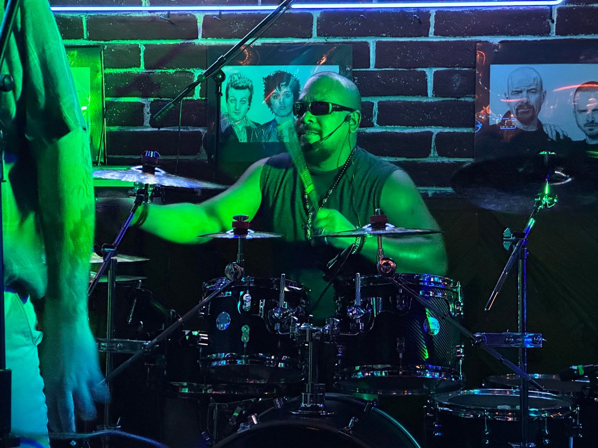 ColombianLover4's tweet photo. Some pics from RUST show at Mulligan's Shot Bar https://t.co/fuSPXZbzn3