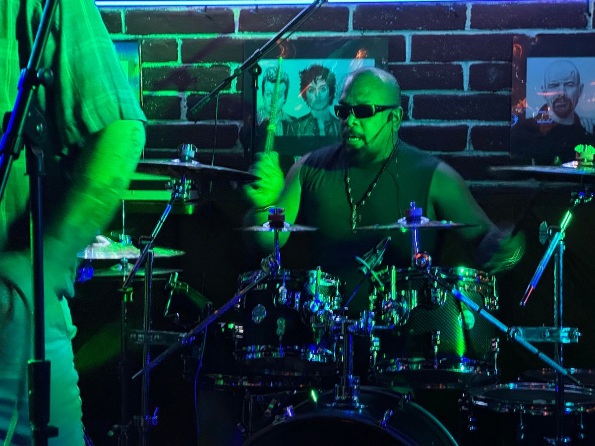 ColombianLover4's tweet photo. Some pics from RUST show at Mulligan's Shot Bar https://t.co/fuSPXZbzn3