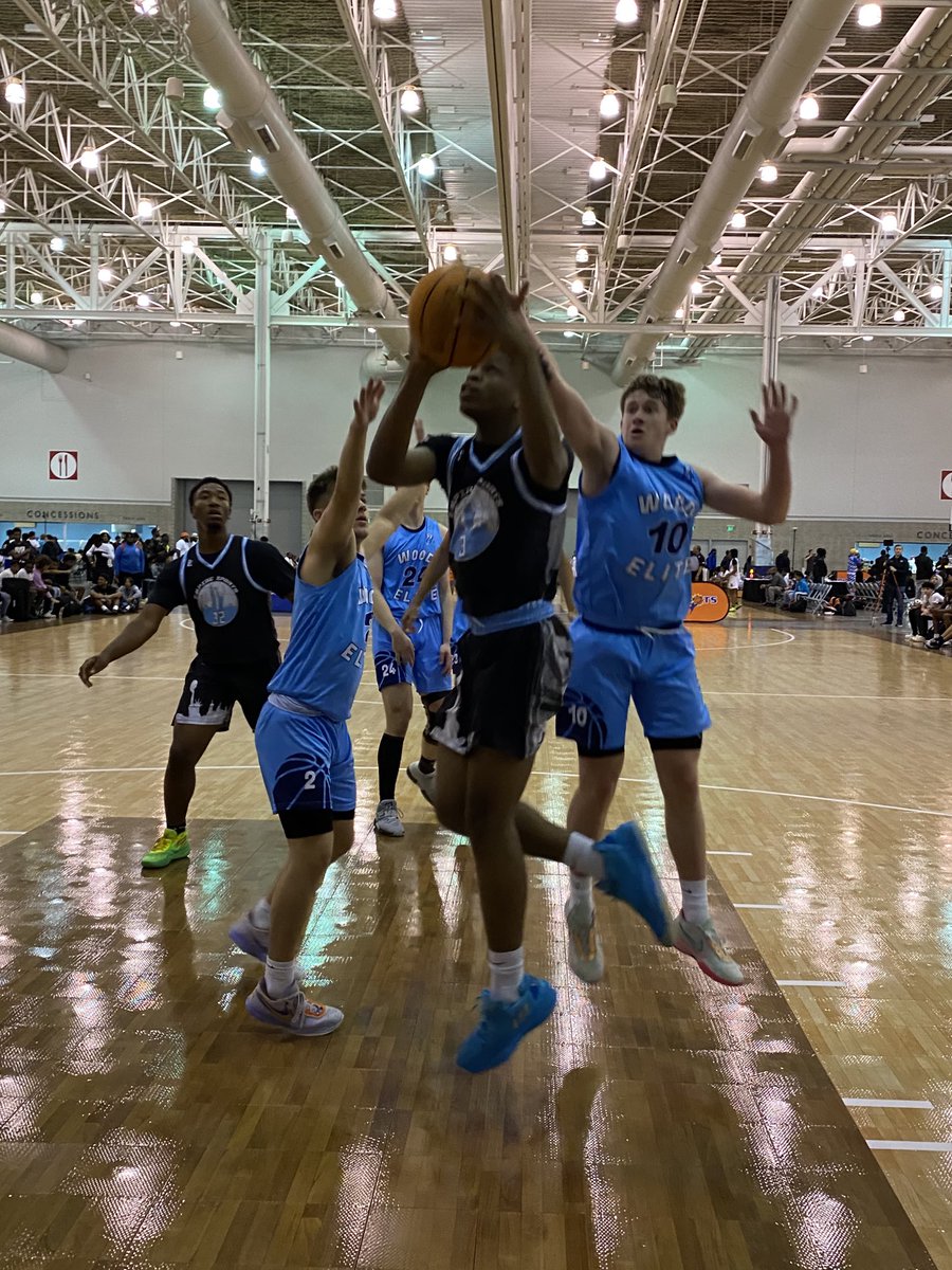 NorfolkKnights's tweet photo. Empire Sports Jeremiah Stephenson muscles his way between a pair of defender for the layup.  #BigShots #VAMemorialWeekend ⁦@BigShotsToday⁩ ⁦@BigShotsGlobal⁩ https://t.co/0Nzbzjv5gj