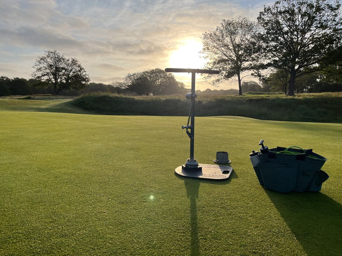 simon_bone's tweet image. Hole change ⛳️ hand cut 🌱✂️and a roll for a Saturday morning @royalwimbledon