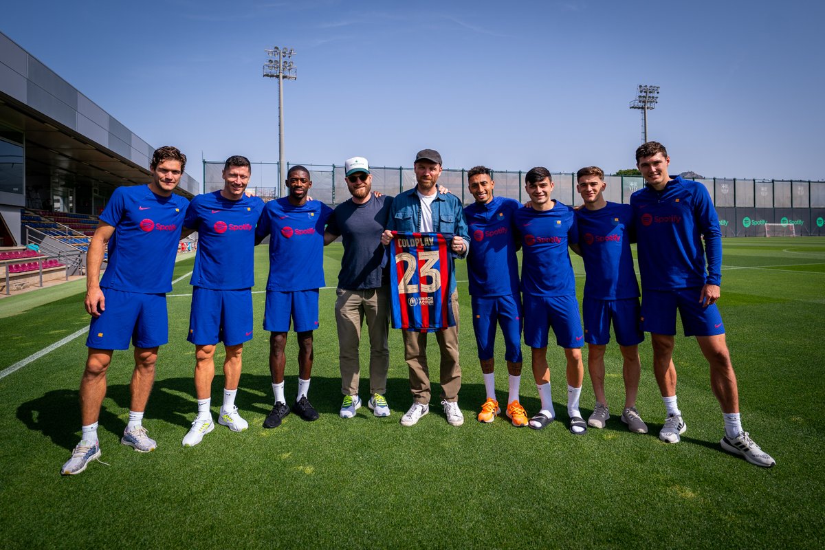 FCBarcelona's tweet photo. A Pitch Full of Stars ✨
@coldplay &amp; @FCBarcelona https://t.co/lcinwXZC6h