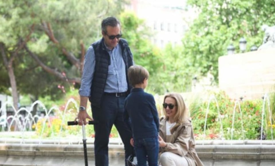 Cs_Aragon's tweet photo. 🍊 Nuestro candidato @Carlos_Ortas está disfrutando de su #familia en la #JornadaDeReflexion

 👉 Un tiempo en el parque, aperitivo y cumpleaños familiar 
📷 (@heraldoes) https://t.co/c3f7vDHN30