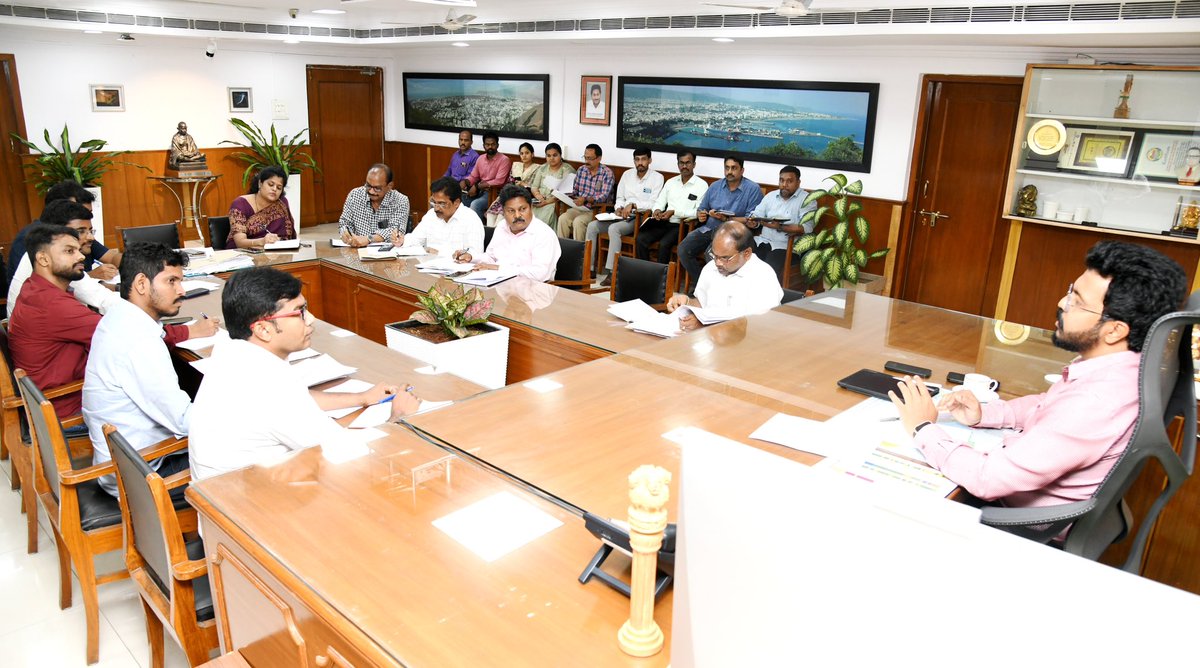 Commissioner GVMC CM Saikanth Varma IAS conducted review meeting on Swachh Survekshan 2023.

#SwachhSurvekshan2023
#SwachhSurvekshan2023Visakhapatnam 
#VisakhaSwachhSankalpam 
#VizagSaysNotoPlastic