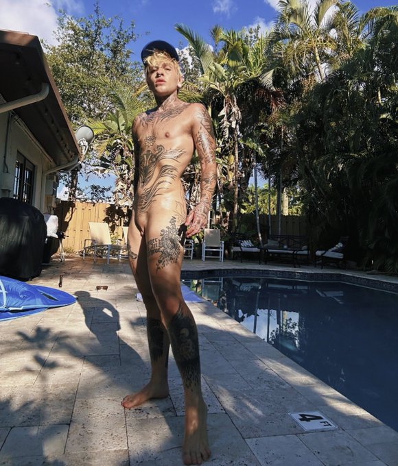 All oiled up & ready 4 u ???? https://t.co/9kiwmwVHQi