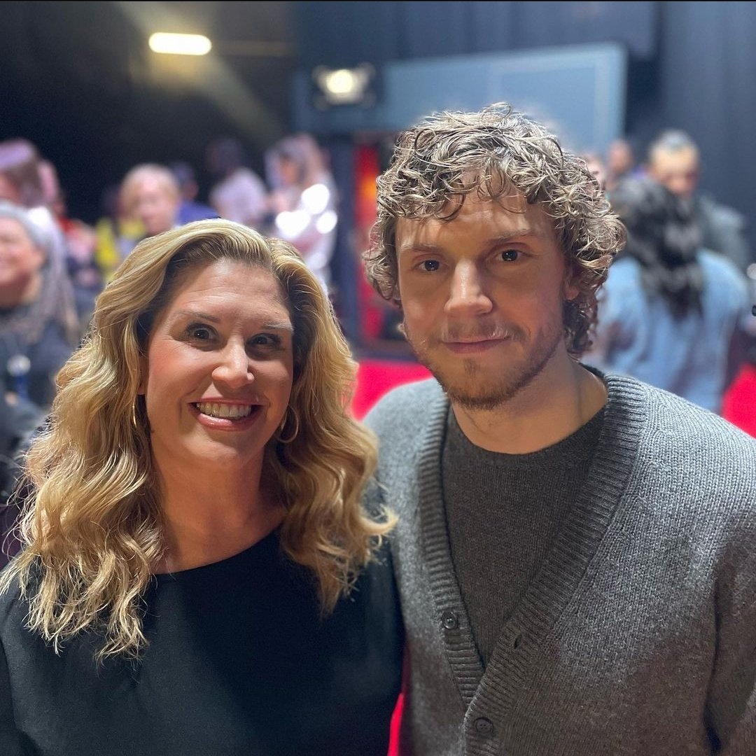 EvanPetersBR_'s tweet image. 📸 Evan Peters e Shay Sanford-Fong no evento #NetflixFYSee em 25/05.