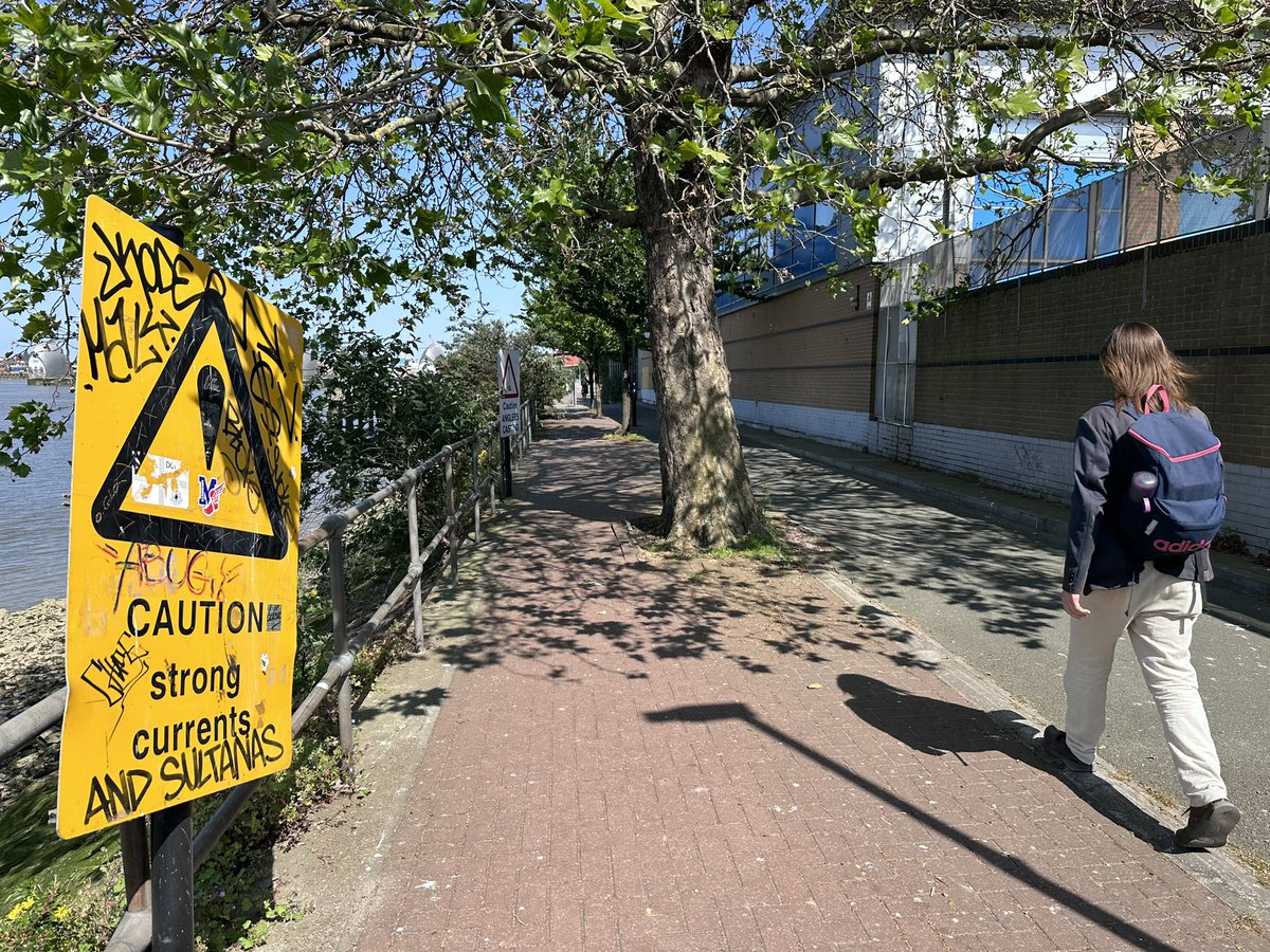 tmstanworth's tweet image. Thames Path mega lolz 😂

#funnysigns 
#funnysign
#signs 
#graffiti 
#riverphotography 
#thames 
#thamespath 
#charlton 
#newcharlton 
#charltonriverside 
#shotoniphone 
#iphonephotography 
#iphoneography