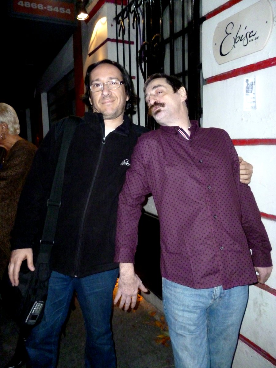 Marianfloresta's tweet photo. #tuqui Hace 4 se fue este titán de la palabra. ¡Si le habré afanado frases y pensamientos! Lo veía a la salida del programa de @negropolisok Esta foto es a la salida de un show suyo en el 2015. https://t.co/e0ONxxYrLi