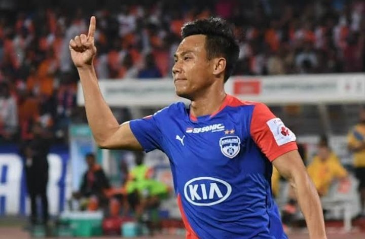 Udanta Singh is on his way to one of the most exciting teams of ISL. His new address is FC Goa. The rumours of him joining East Bengal is absolutely baseless. East Bengal has already a lot of forwards/Wingers. 

#FCGoa #EastbengalFC