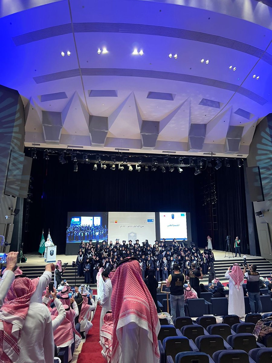 leenna2003's tweet photo. ممتنة جداً لمشاركتي بتنظيم حفل تخرج دفعة 438 من كلية الطب ، نسأل الله ان يوفقهم جميعاً ويسدد خطاهم في مرحلتهم القادمة 🤍🤍🤍🎓
#MED438
#Med438Graduation https://t.co/SOVeBvEsd4