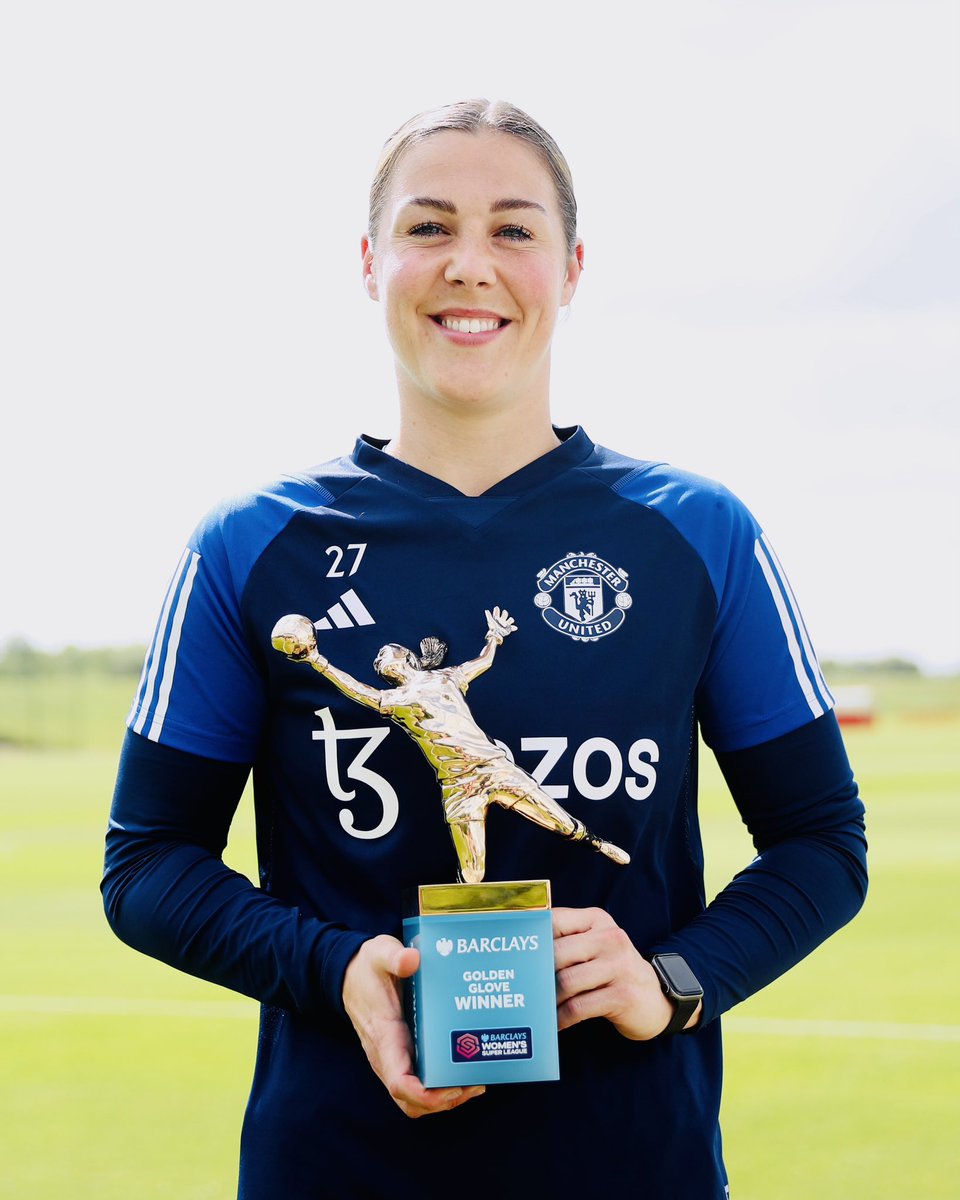 ManUtdWomen's tweet photo. Presenting the 2022/23 #WSL Golden Glove winner: Mary Earps 🧤✨

#MUWomen https://t.co/GS46ouhwAA