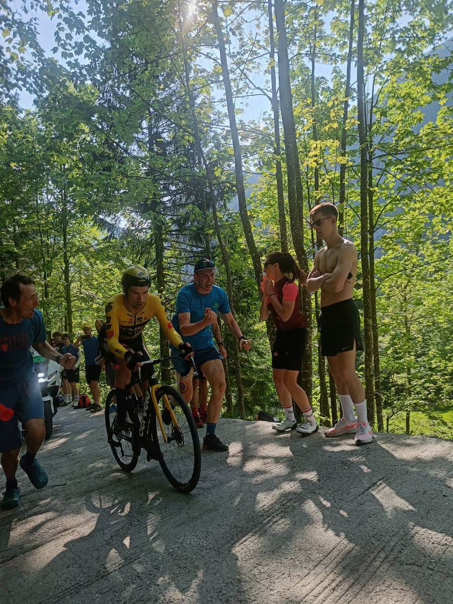 Non funziona sempre così, anzi non funziona quasi mai così, ma quando la vita ti rende indietro qualcosa che sembrava averti rubato è sempre un bel vedere. Spiace per G, il #giro non è un Tour, ma qualcosa oggi è tornato a posto.

Bravo Rogla!