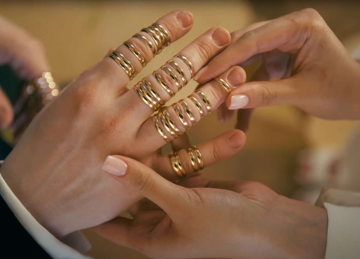 RuslanUsachev's tweet image. Там Шаман в новом клипе продвигает идею многоженства. 

Я не понимаю – это очень сложная имиджевая стратегия артиста или кризис личности.