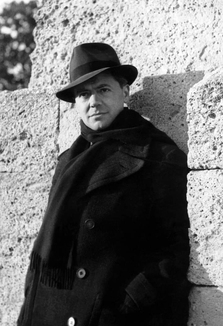 Le 27 mai 1943, il y a 80 ans, #JeanMoulin présidait, au 48 de la rue du Four à Paris, la première assemblée du Conseil National de la #Résistance.
Ce jour-là, le #généraldeGaulle est reconnu comme le seul chef politique de la France combattante.
#CNR 

ina.fr/ina-eclaire-ac…