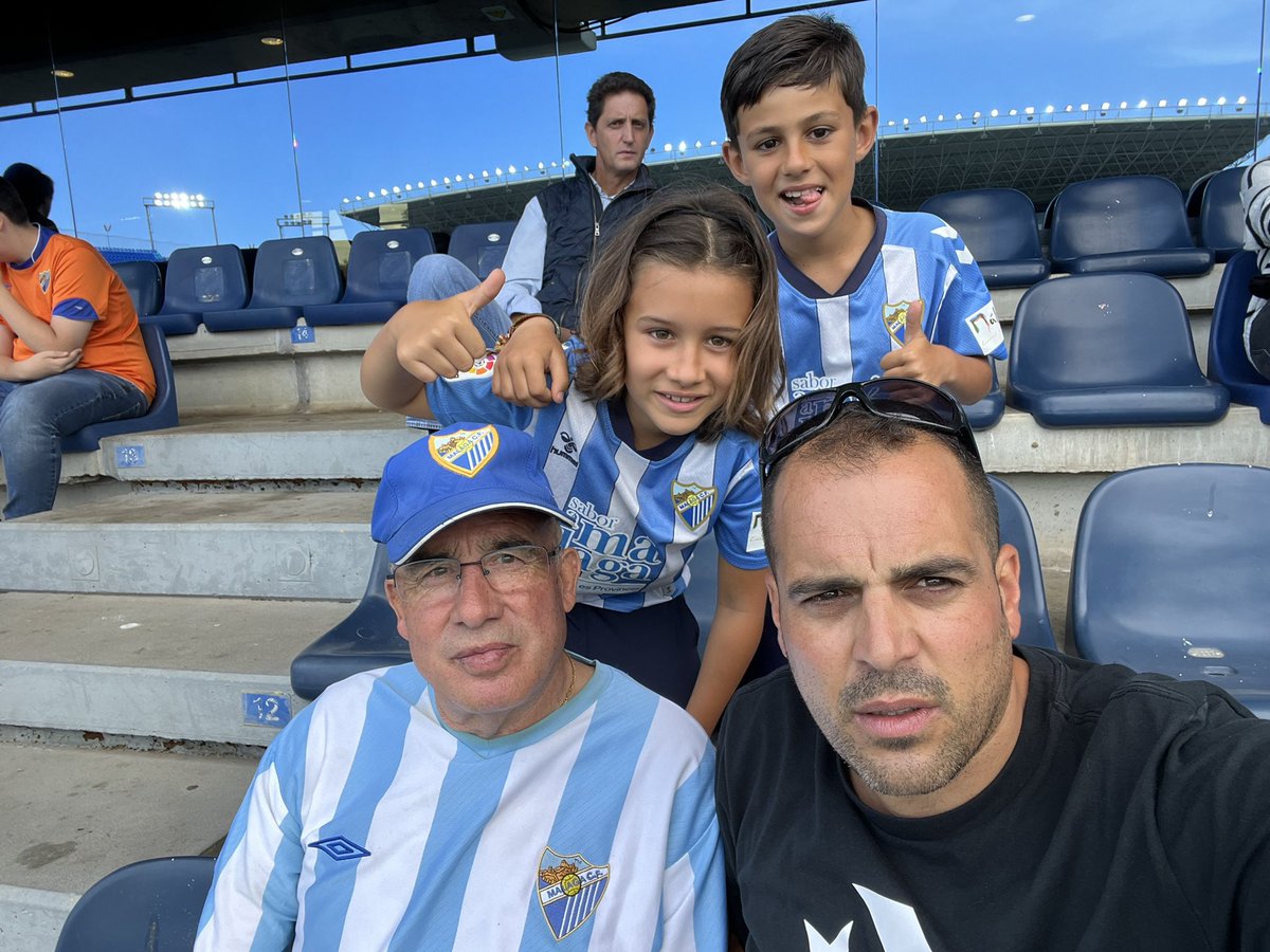 Tres generaciones de malaguistas. La tercera generación aprendiendo a sufrir, a lo que es ser malaguista. Aunque esté en 3 regional, estos son nuestros colores.