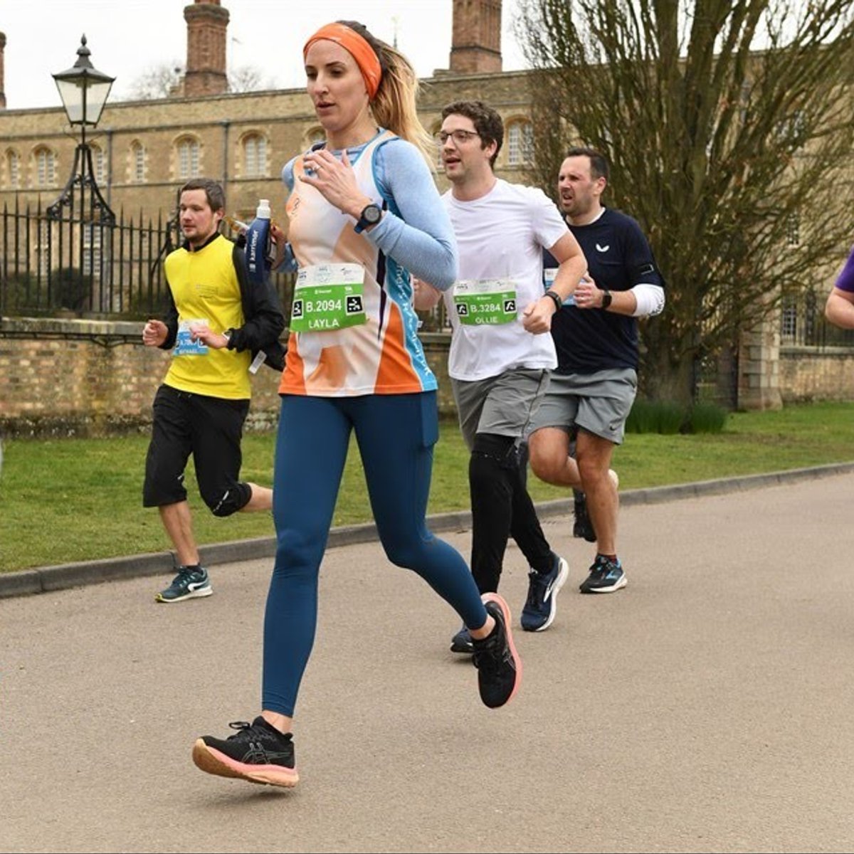 “I get so emotional when I see the sea of orange & remember exactly why I’m running. I want to do something positive to stop dementia in its tracks.'

Layla ran the @CambridgeHalfUK to honour her mum who is diagnosed with Alzheimer's.🧡 

Sign up today👇🏽
alzheimersresearchuk.org/events/cambrid…