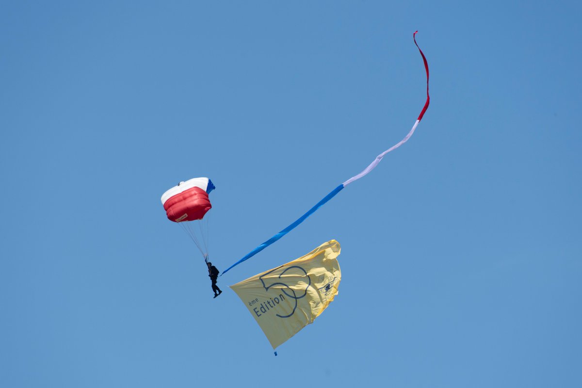 Armee_de_lair's tweet photo. Aujourd’hui, nos Ambassadeurs étaient au RDV pour la 50e édition du meeting « Le Temps des Hélices » à La Ferté-Alais !

Entre démonstrations aériennes et acrobaties de haut vol, retour sur cette 1e journée de spectacle à ciel ouvert, démontrant l'excellence des Ailes françaises. https://t.co/zo0gtl4EE2