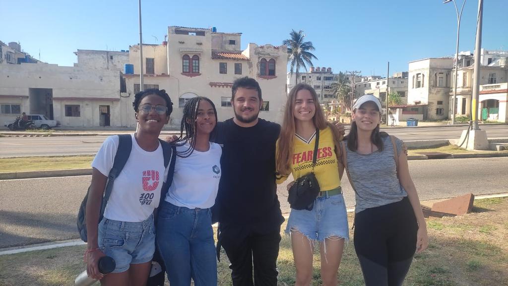 Por el malecón habanero transitó la #Caravana contra el #bloqueo. Con la participación de nuestros cujaeños denunciando la injusta política contra #Cuba. <a href="/AlmaCujae/">Alma Cujae</a> <a href="/CubaMES/">MES</a>