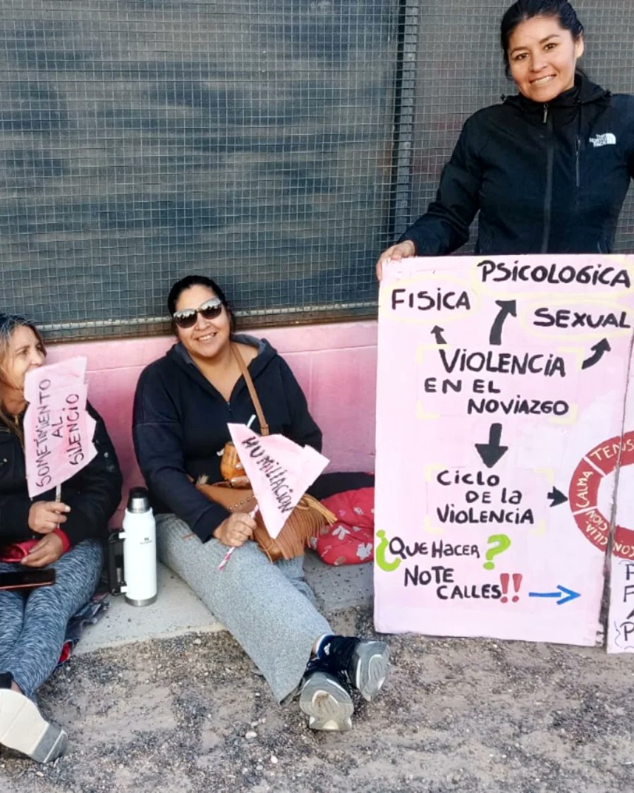 MareaChubut's tweet photo. 🟣DÍA DE LA PREVENCIÓN DE LA VIOLENCIA EN EL NOVIAZGO‼️🚦

➡️El 27 de mayo de 1996 Carolina Aló, una adolescente de 17 años, fue asesinada por quien era su pareja, Fabián Tablado, de 20 años de edad. https://t.co/7PQA7P1Yey