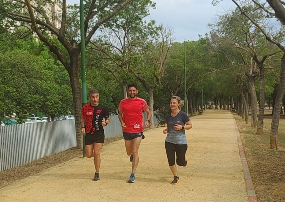 iusevillaciudad's tweet photo. 🏃‍♂️ @ismaelsc_ ha aprovechado la jornada de reflexión para practicar atletismo en el Parque de Miraflores con su amigo Marcos y nuestra concejala Eva Oliva.

🖨️ Por la tarde se ha reunido en el Tiro de Línea para preparar la jornada de mañana y repartir credenciales a apoderados. https://t.co/iIT94D7w03