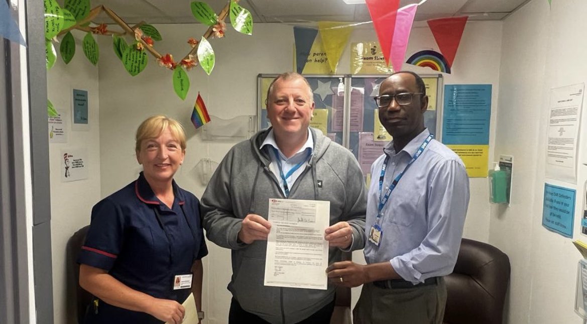 Here’s @ChapmanGraham3 from HMP Frankland  handing over the special donation of £2000 to the Children’s Diabetic Service @STSFTrust. This was given to Graham as a boost to his previous fundraising from @OfficialPSCF from their recent bequeathed donation. ❤️ well done Graham ❤️