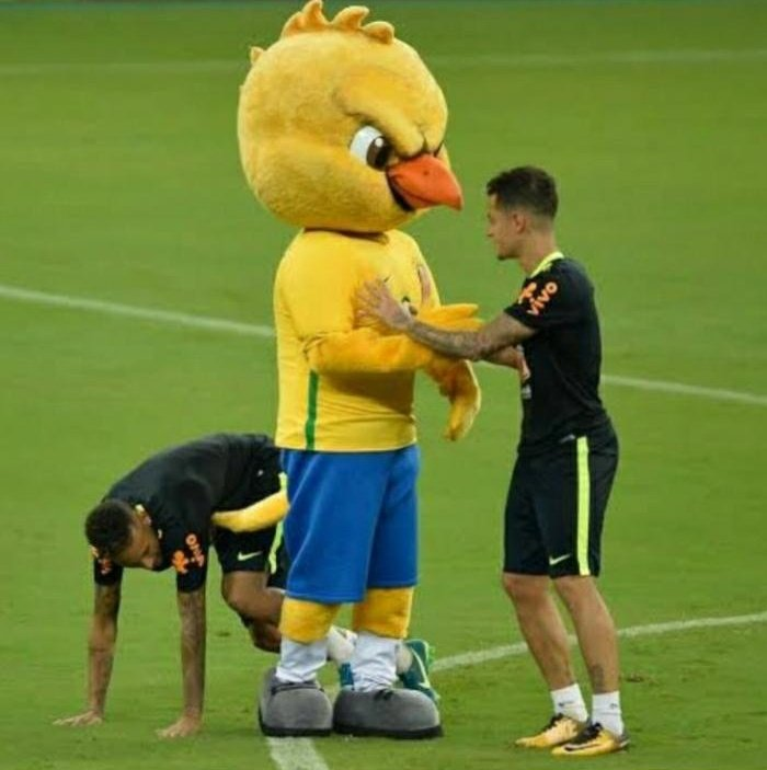 Dia 5 - O Neymar de 4 e o Coutinho empurrando o pinto