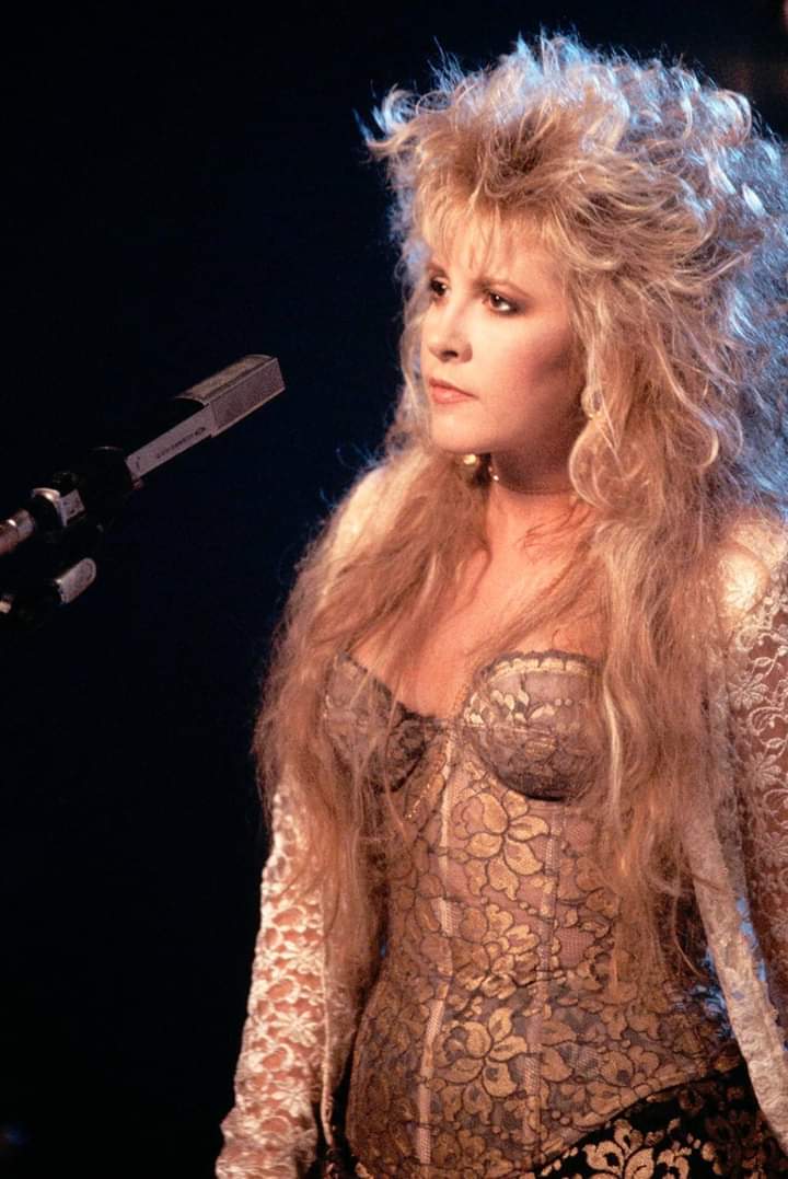 We forget to mention, happy birthday Stevie Nicks! She might be 75 but shes still a shining light for a lot of artist out there! #1980smusic