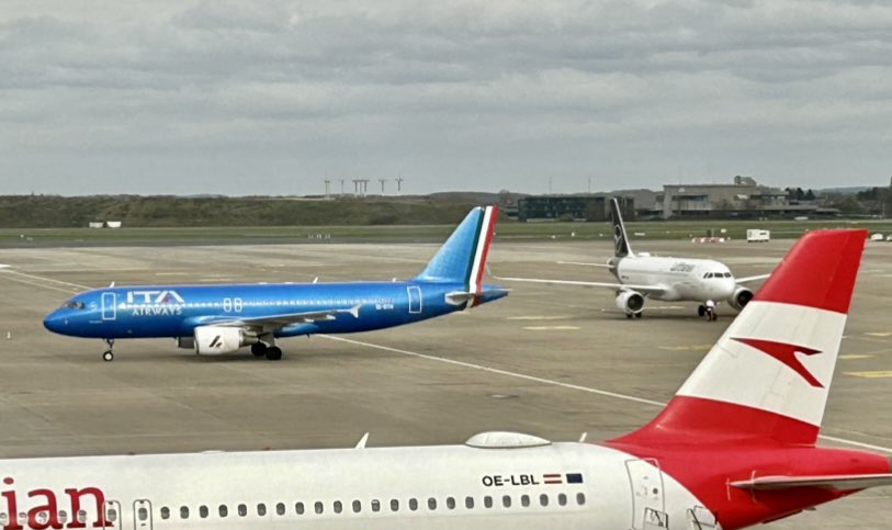 HofmannAviation's tweet photo. #RADIOwork today with @RaiSuedtirol about @lufthansa and its investment in @ITAAirways 

https://t.co/p0kOPOT4jm 
(Our 8 minutes conversation starts at minute 21:15)

@IATA @A4Europe @Airbus @EASA 
@Air_Dolomiti https://t.co/YB0kVAY514