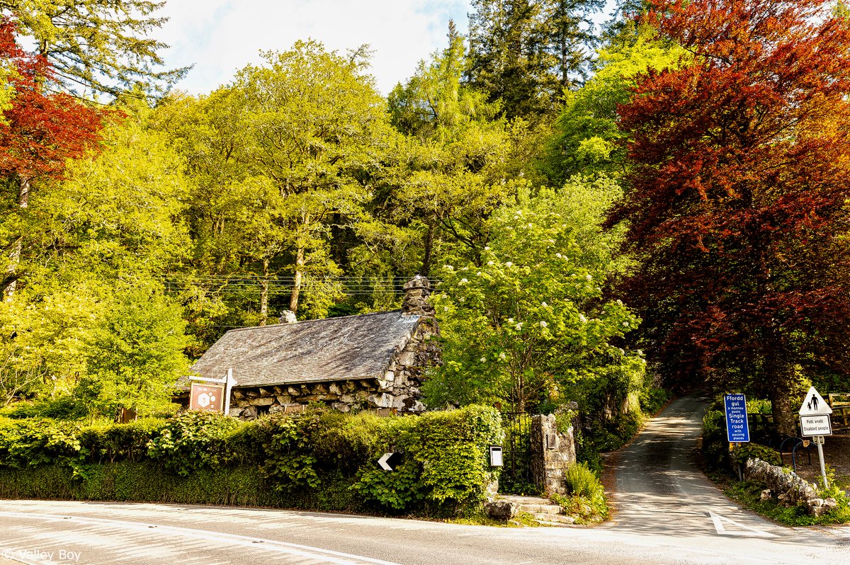 Personally, I think it's rather nice for a Ty Hyll (Ugly House) on the A5 between Eryri's Betws-y-Coed and Capel Curig. @Ruth_ITV @ItsYourWales @northwaleslive @northwalescom @AllThingsCymru @OurWelshLife @NWalesSocial #Eryri #BetwsyCoed #CapelCurig #TyHyll #UglyHouse #May #Wales