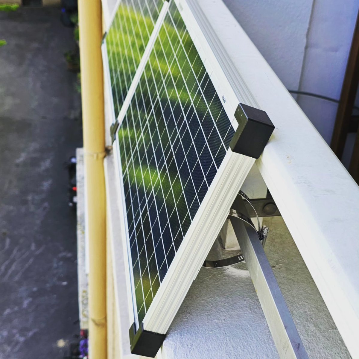 makertronika's tweet image. ☀ Solar panels are now properly fastened on my balcony. ⚡ 

#balconysolar #renewableenergy #solarenergy