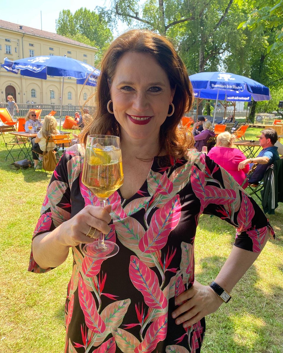 SuHoRoma's tweet photo. Kurze Auszeit an der Isar ⛱️ heute Mittag bei #Isarflimmern ☀️
Entspannung mitten in der Stadt - einfach schee 😎
Und das Getränk „Isarflimmern“ ist ohne Alkohol und köstlich 🍹
@manuel_pretzl
#anderisar #isar #entspannung #mitteninderstadt #münchen #münchnerischesmünchen https://t.co/8Gy4kfEqB9