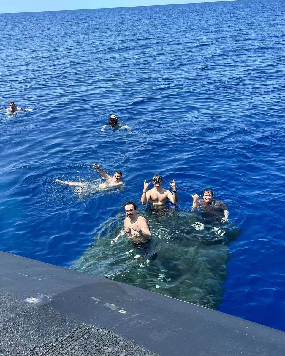 KingNeptune767's tweet photo. @usnavy @comsublant USS Oregon having a #Swimcall this week. #Submarines @NavalInstitute https://t.co/GvJDkAV9zO