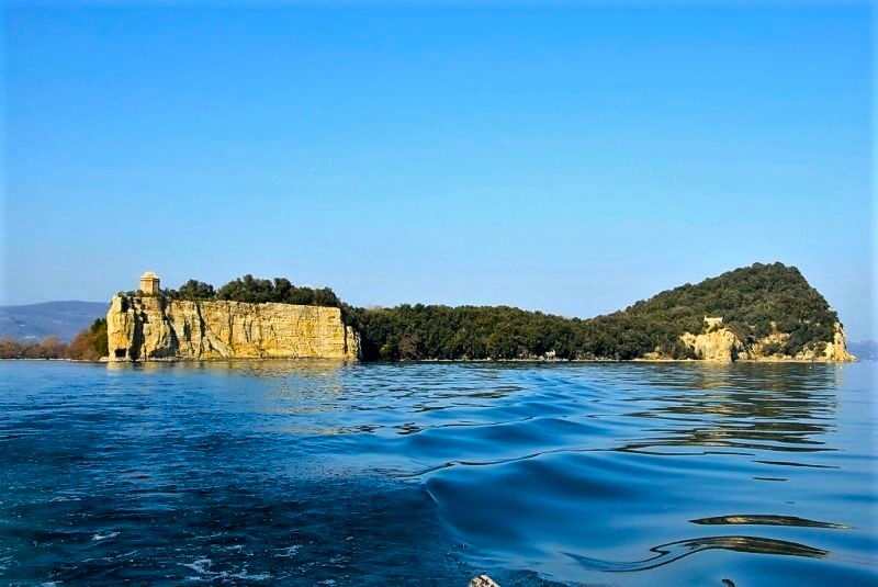 Isola Bisentina nel lago di Bolsena, comune di Capodimonte, Alta Tuscia (Viterbo).

#PerLaghi 
#VentagliDiParole
