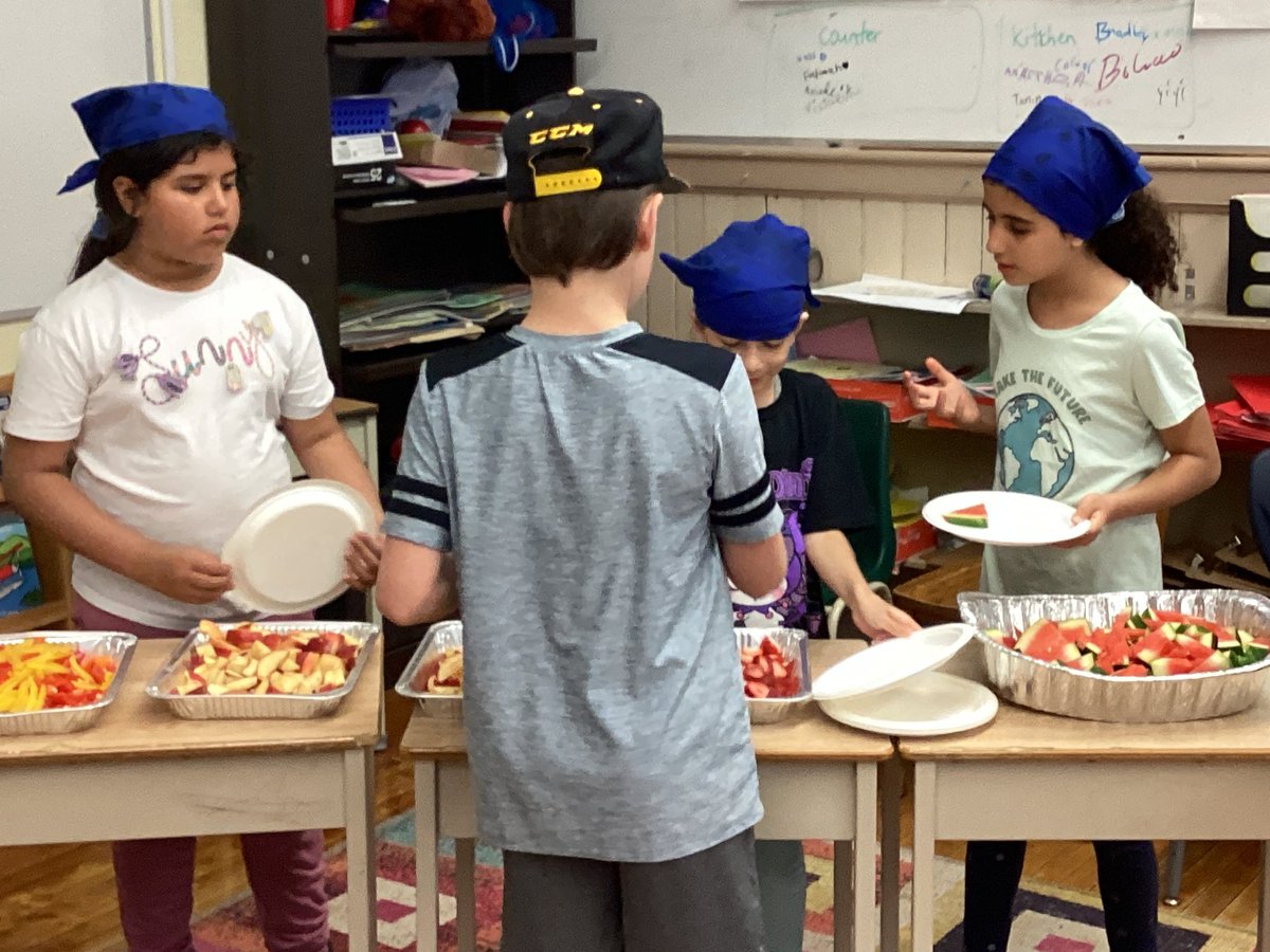 On Friday, les amis de @MsO_LDSB held a very successful French snack bar for the whole school.  Placing an order, taking an order, telling the cooks about each order, all en français!  I am so proud of everyone for their amazing work and effort.
#fslchat  
@SydenhamPS_LDSB