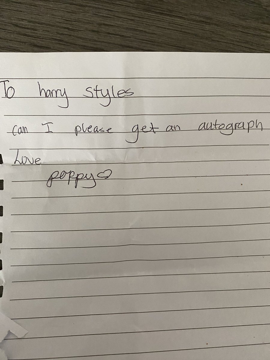 lyn431's tweet photo. @Harry_Styles when your big sisters are getting ready to go to your concert tonight.... but they say you can't go too 😕so..... you write a note for them to take to you..... please Harry can poppy have your autograph!? 🥰😘 https://t.co/DV3gzRiJkV