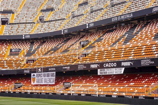 elchiringuitotv's tweet photo. 🦇 Mestalla no se rinde.

🏟️ Estos serán los mensajes que mañana se podrán ver en la Grada de Animación durante el Valencia - Espanyol. https://t.co/5zUvnFke3f