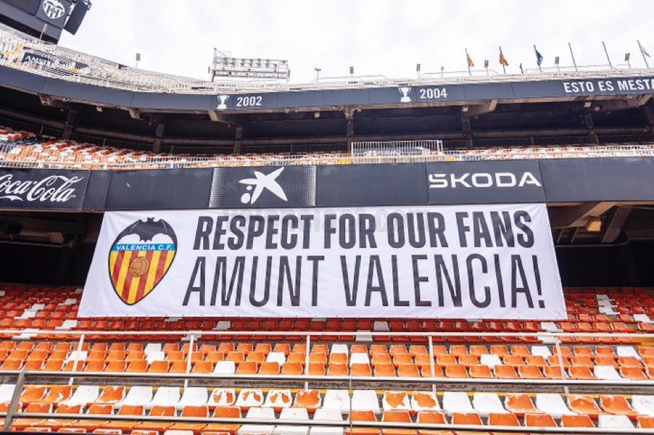 elchiringuitotv's tweet photo. 🦇 Mestalla no se rinde.

🏟️ Estos serán los mensajes que mañana se podrán ver en la Grada de Animación durante el Valencia - Espanyol. https://t.co/5zUvnFke3f
